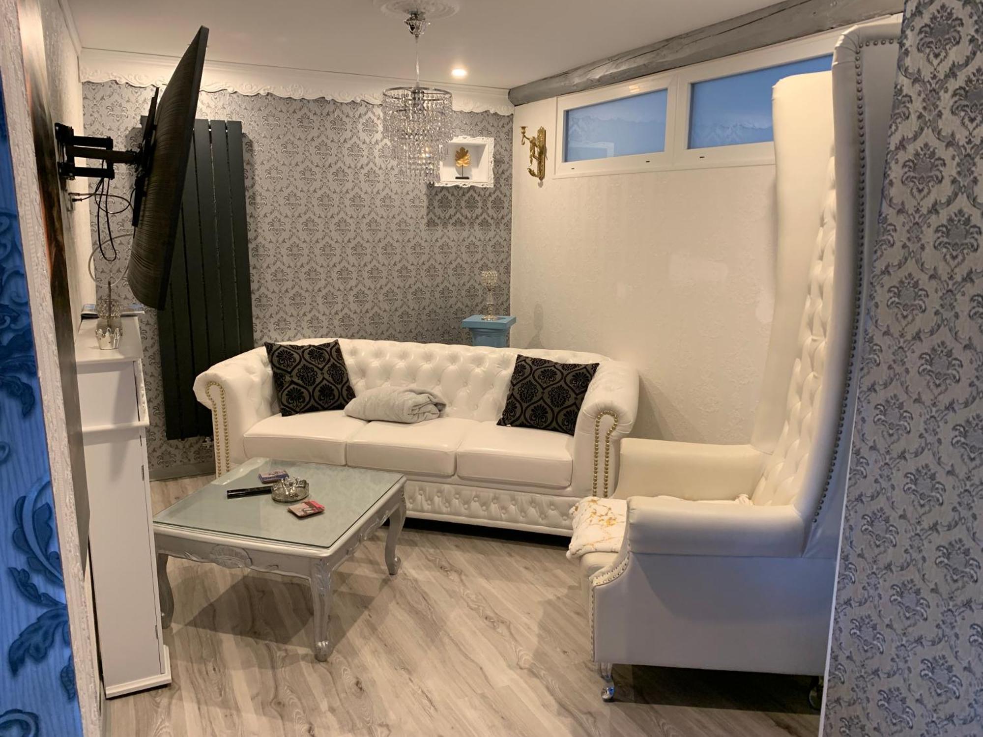 Timeout Royal Apartment Ellar Exterior photo